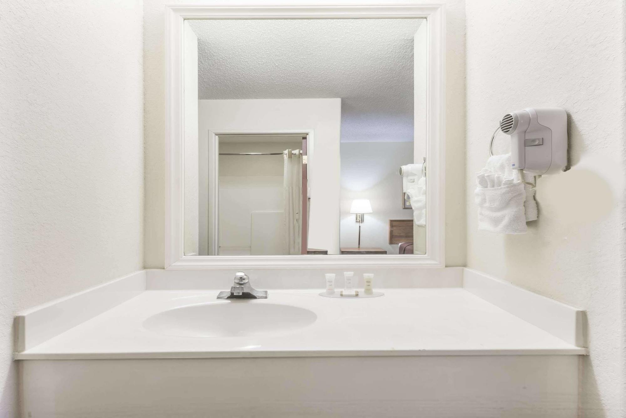 Howard Johnson By Wyndham Iowa La Eksteriør bilde